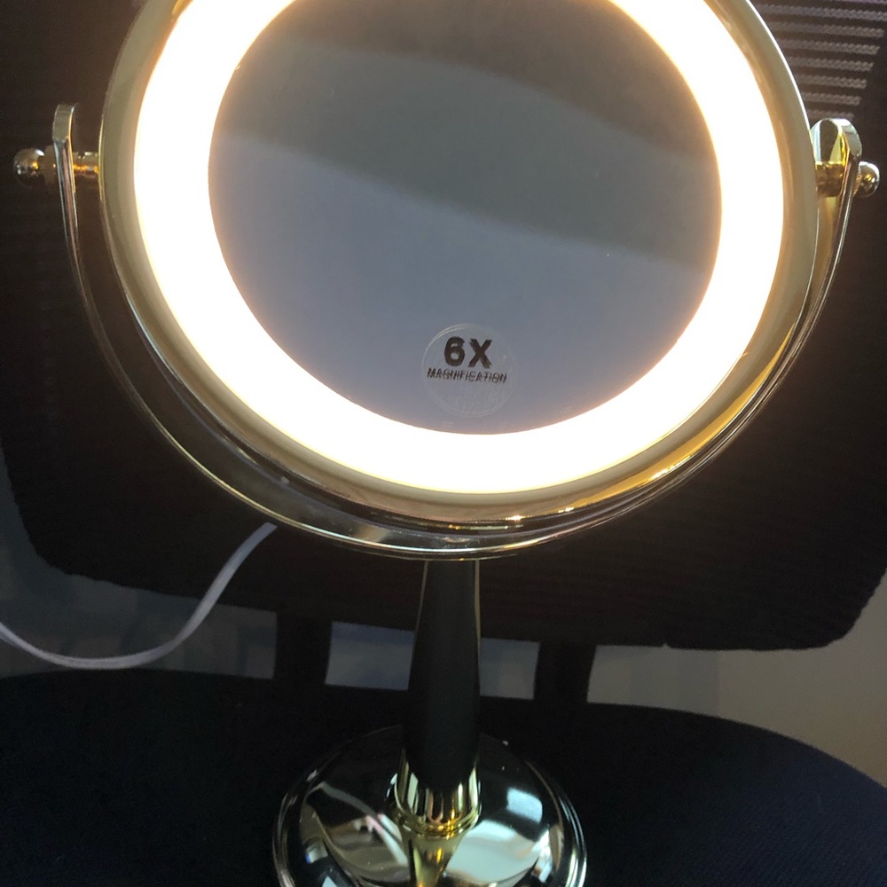 Lighted vanity mirror 6x